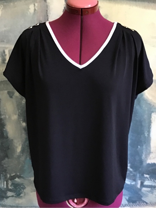 Adrienne Vittadini Tops - Adrienne Vittadini Black Short Sleeve V-Neck Top with White Trim